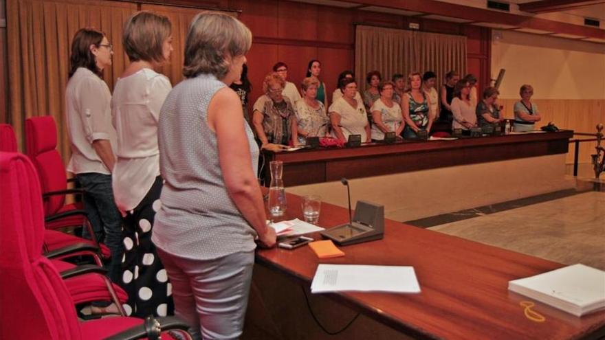 El Consejo Municipal de las Mujeres guarda un minuto de silencio por las tres últimas víctimas