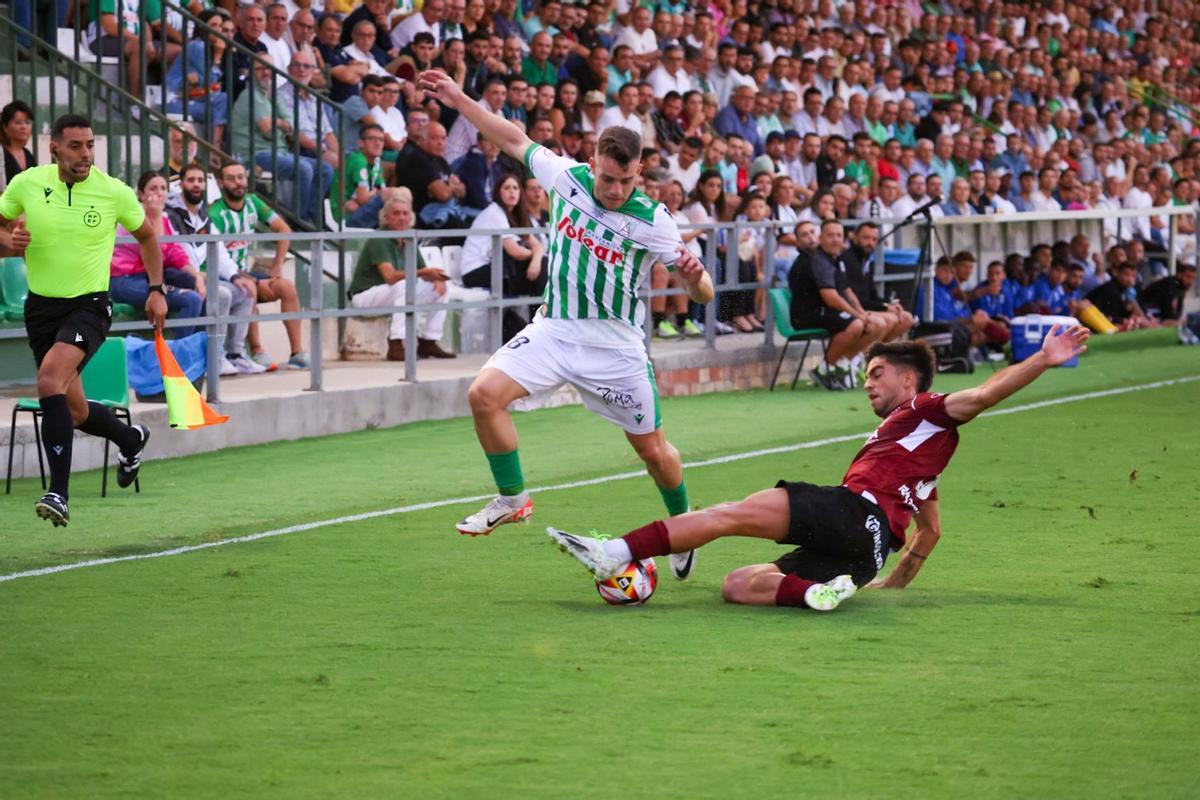 Una acción del partido entre el Atlético Sanluqueño y el Mérida.
