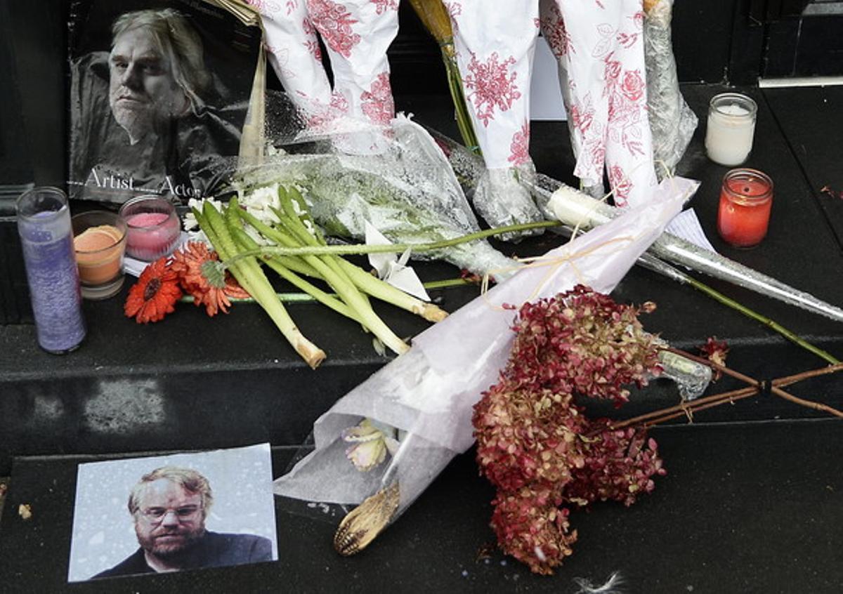 Improvisat homenatge a Philip Seymour Hoffman, a les portes del seu apartament a Nova York. Improvisat homenatge a Philip Seymour Hoffman, a les portes del seu apartament a Nova York.