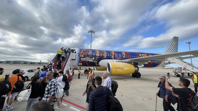 ¡Parece una broma! Los aficionados del Real Madrid viajan a Londres... ¡Con el avión del Barça!