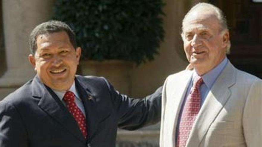 Apretón de manos entre el Rey y Chávez como muestra de reconciliación