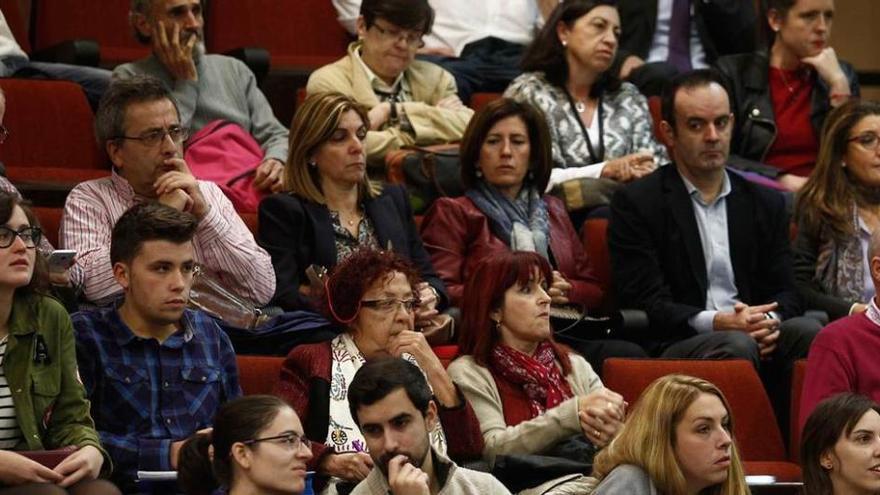 Asistentes a la conferencia en el campus del Cristo.