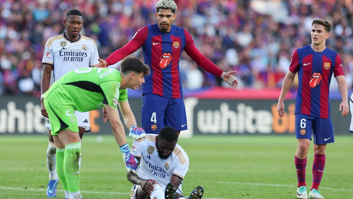 Antonio Rüdiger, jugador del Real Madrid, se duele de una lesión en el 'clásico'.