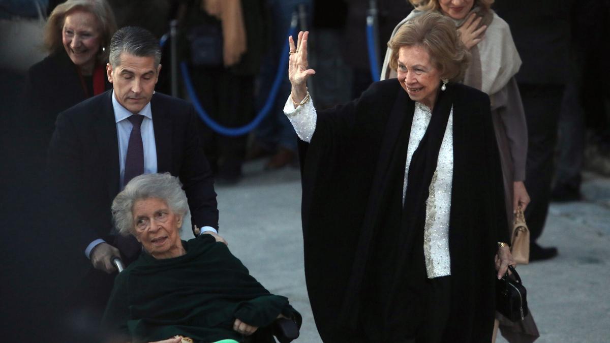 La reina emérita Sofía (derecha) y su hermana Irena, a su llegada a la boda de Nikolaos de Grecia con Chrysi Vardinogianni en la Iglesia de Agios Nikolaos Rangavas en Atenas, el pasado 7 de febrero de 2025.