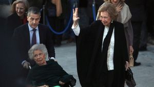 La Reina Emérita Sofía de España (D) llega a la boda de Nikolaos de Grecia con Chrysi Vardinogianni en la Iglesia de Agios Nikolaos Rangavas en Atenas, Grecia, 07 de febrero de 2025. Nikolaos De Grece, hijo del difunto ex Rey Constantino de Grecia, se casa con Chrysi Vardinogianni, hija del empresario griego y armador Yiorgos Vardinogiannis. (Grecia, España, Atenas) EFE/EPA/GEORGE VITSARAS