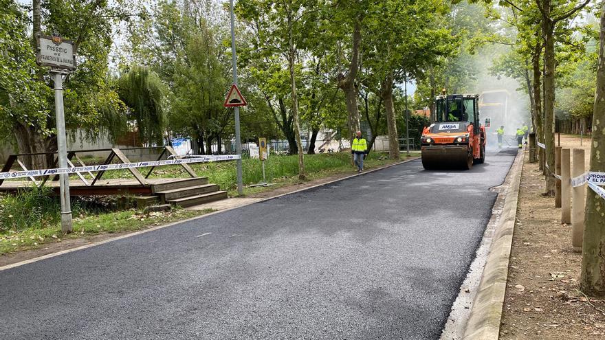 Banyoles asfalta un carrer reutilitzant plàstics de rebuig en una iniciativa pionera a l&#039;Estat