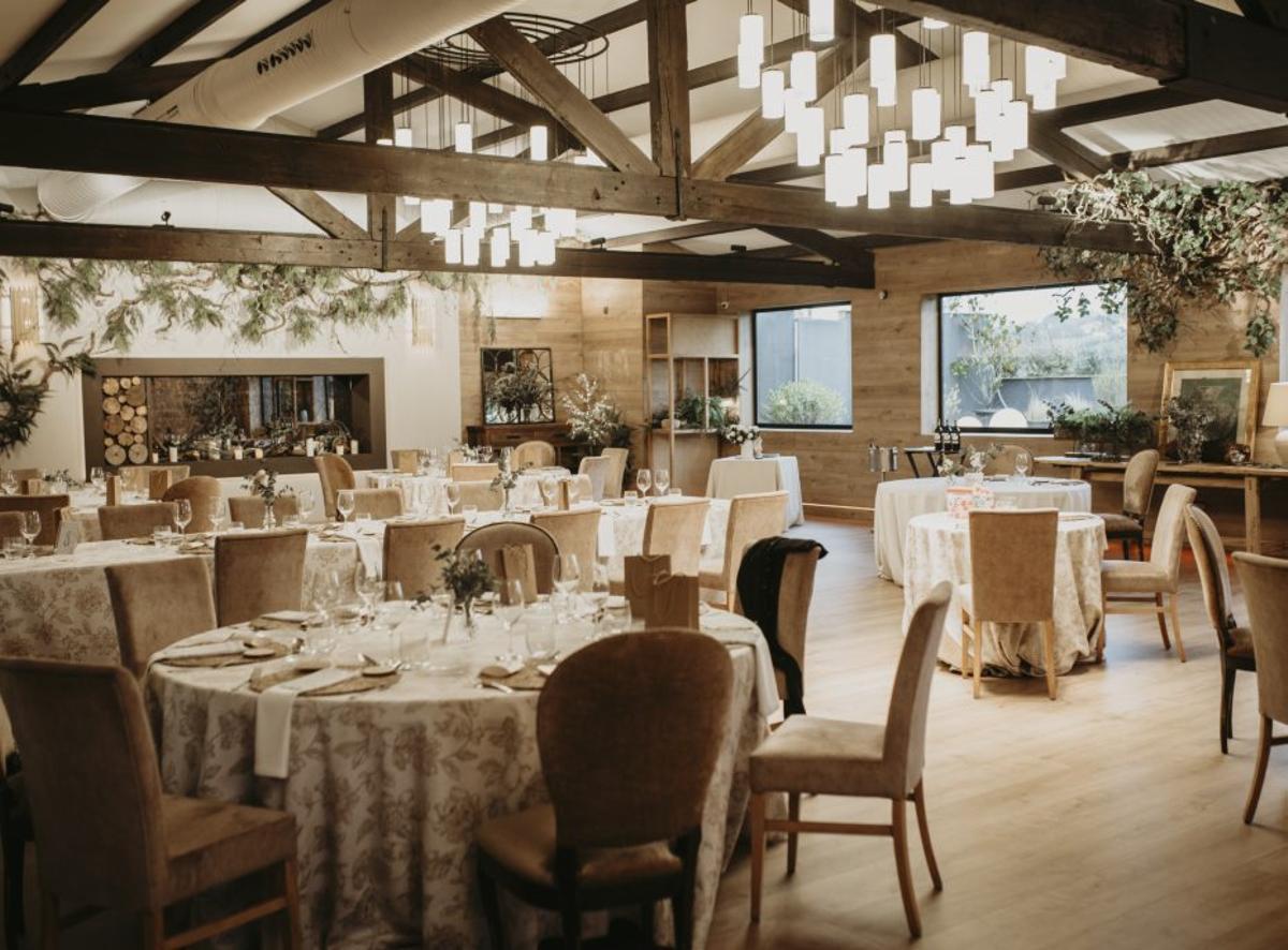 A la izquierda, salón de banquetes de La Quinta de Abuli. A la derecha, espacio para una ceremonia civil en el establecimiento.| Cedidas a LNE