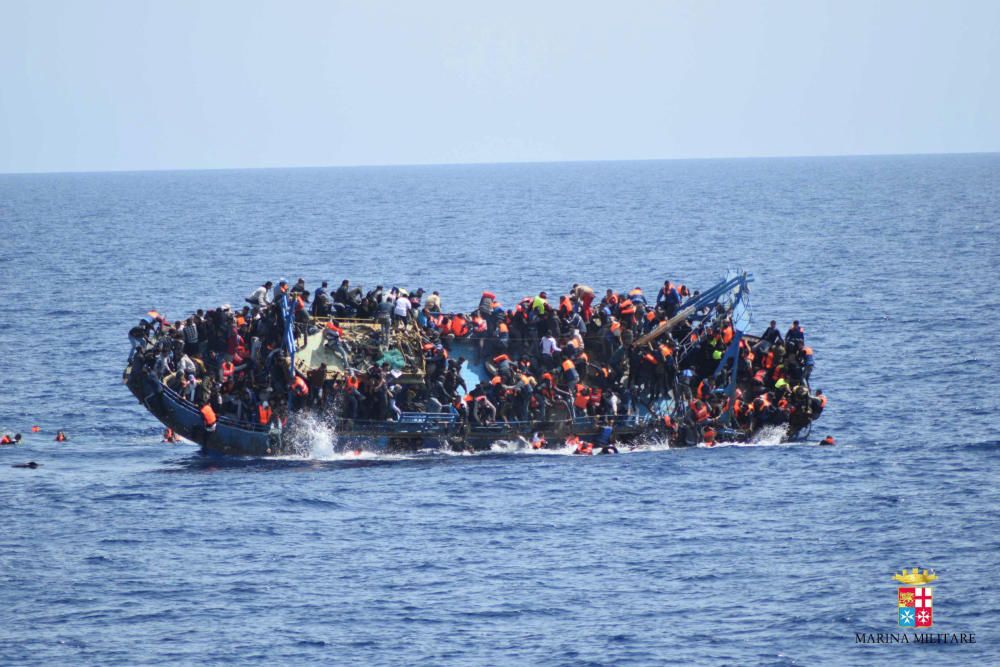 Inmigrantes descubiertos por los barcos de la marina italiana ‘Bettica’ y ‘Bergamini’, tratando de alcanzar la costa de Italia procedentes de Libia.