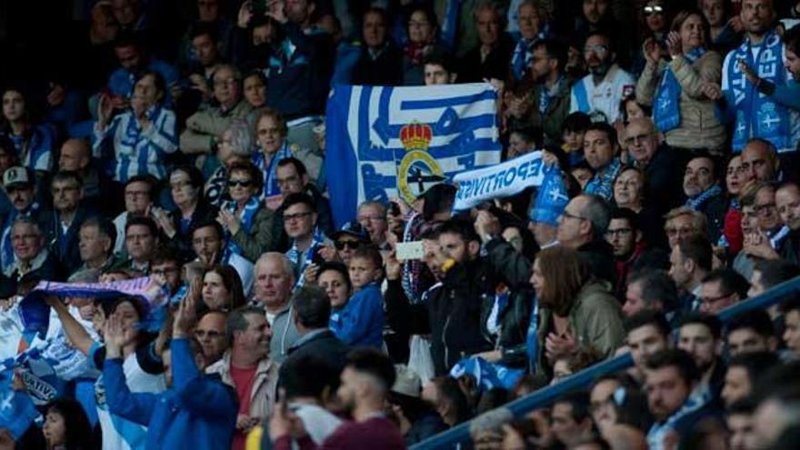 Un centenarde aficionados blanquiazules en el Carlos Belmonte