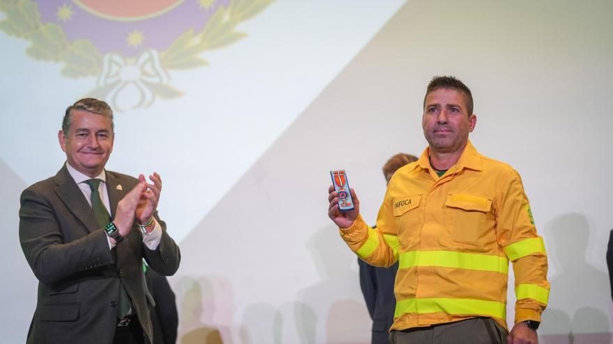 El bombero del Infoca herido en el incendio de Pujerra, recibe la Medalla de Oro de Protección Civil