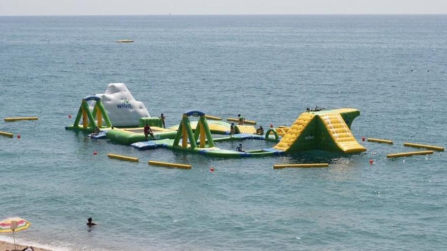 Herumhüpfen, rutschen, sonnen: Auf dem Meer treibende Spielplätze sind im vergangenen Sommer in Mode geraten.