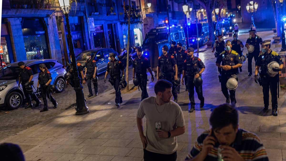 Agentes desalojan el paseo del Born, cuando se cumple el toque de queda, la madrugada del 25 de julio
