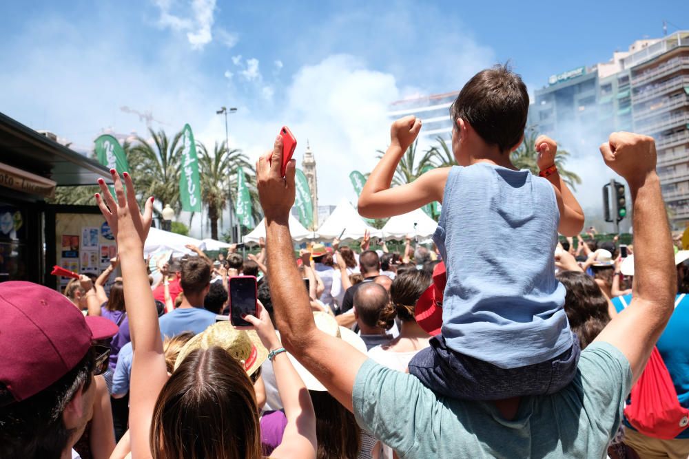 La mascletà de la pirotecnia valenciana Fuegos Artificiales del Mediterráneo hace retumbar la emblemática plaza con un disparo compacto con un potente final terrestre y aéreo