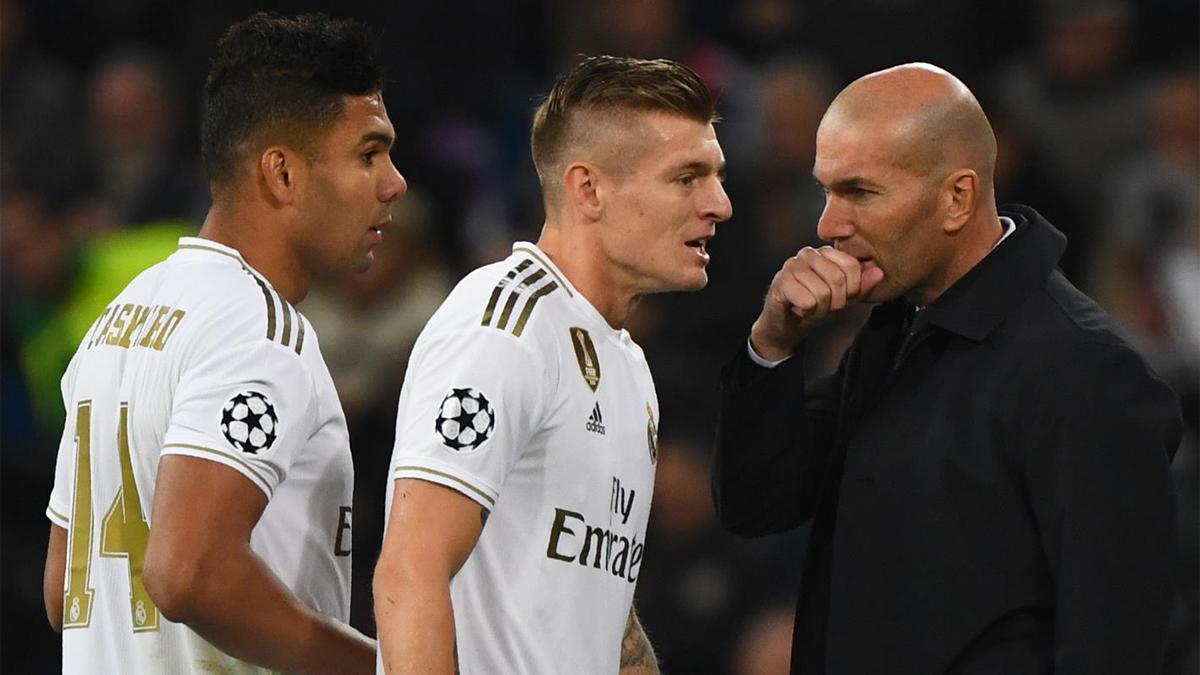 Zidane da instrucciones a Kroos