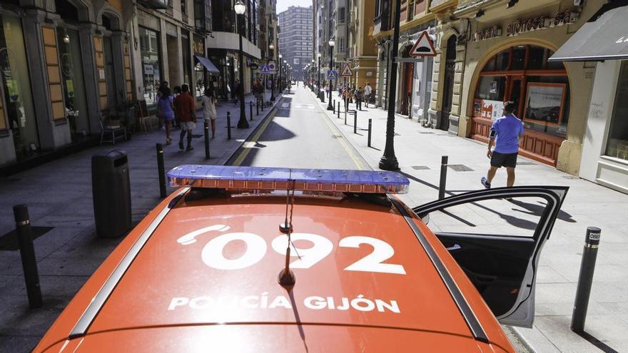 Una mujer se da a la fuga, drogada y en dirección contraria, con un coche eléctrico de alquiler en Gijón