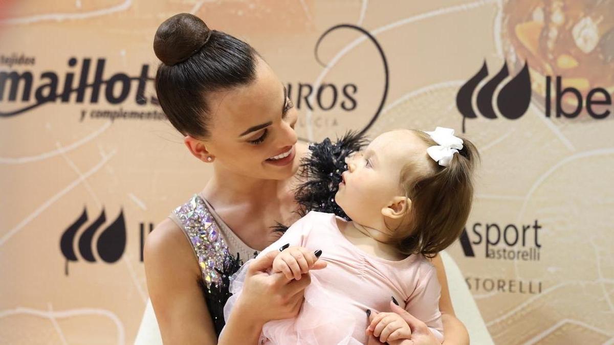 Martina Simón, con su hija
