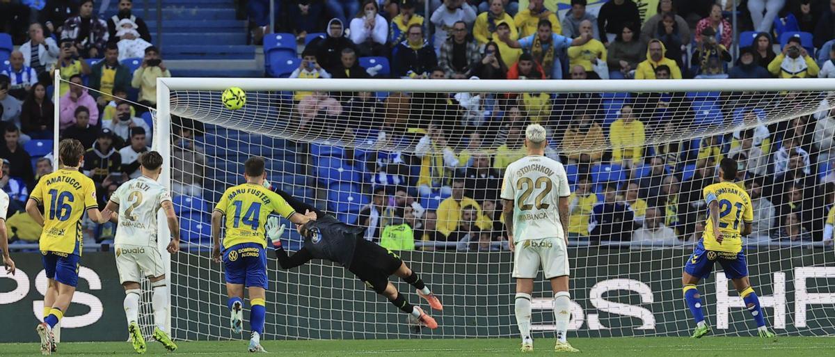 Álvaro Ferllo, en plena estirada mientras detenía el penalti de Viera. | Fernando Fernández