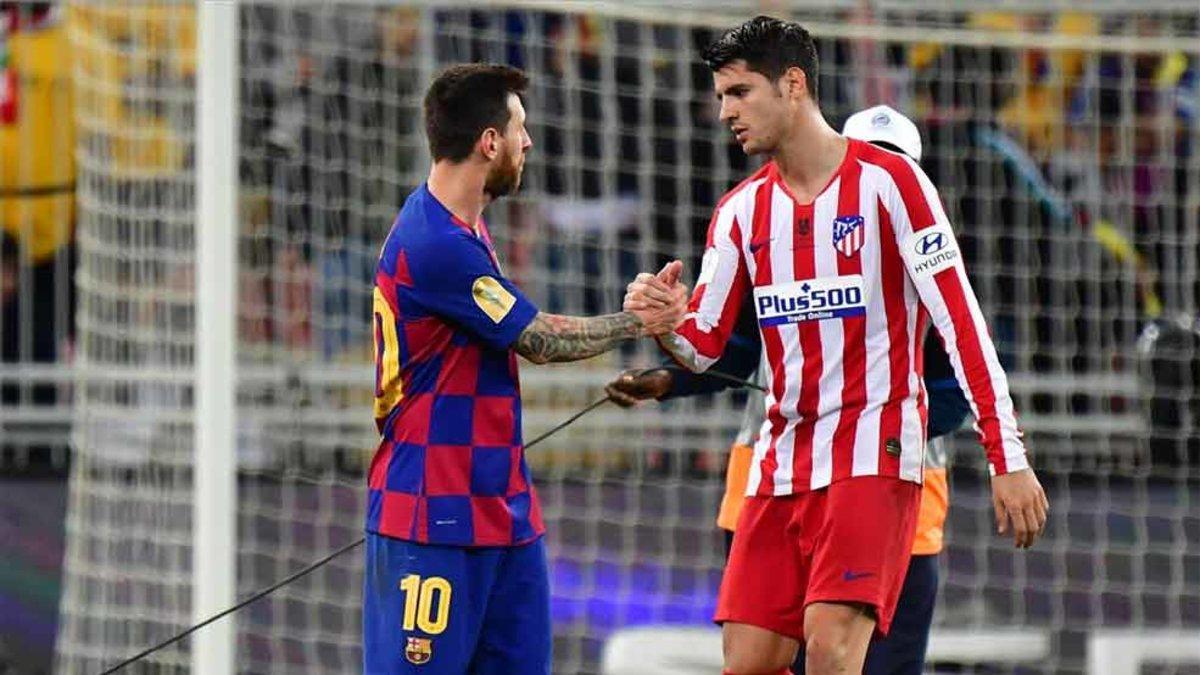 Leo Messi charla con Morata durante el partido