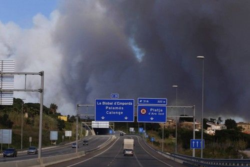 Incendi forestal a peu de les Gavarres