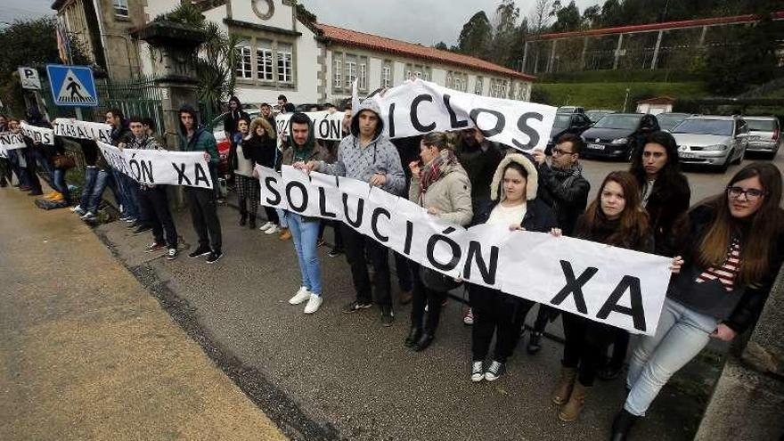 Protesta, ayer, a las puertas del IES Escolas Proval. // Marta G. Brea