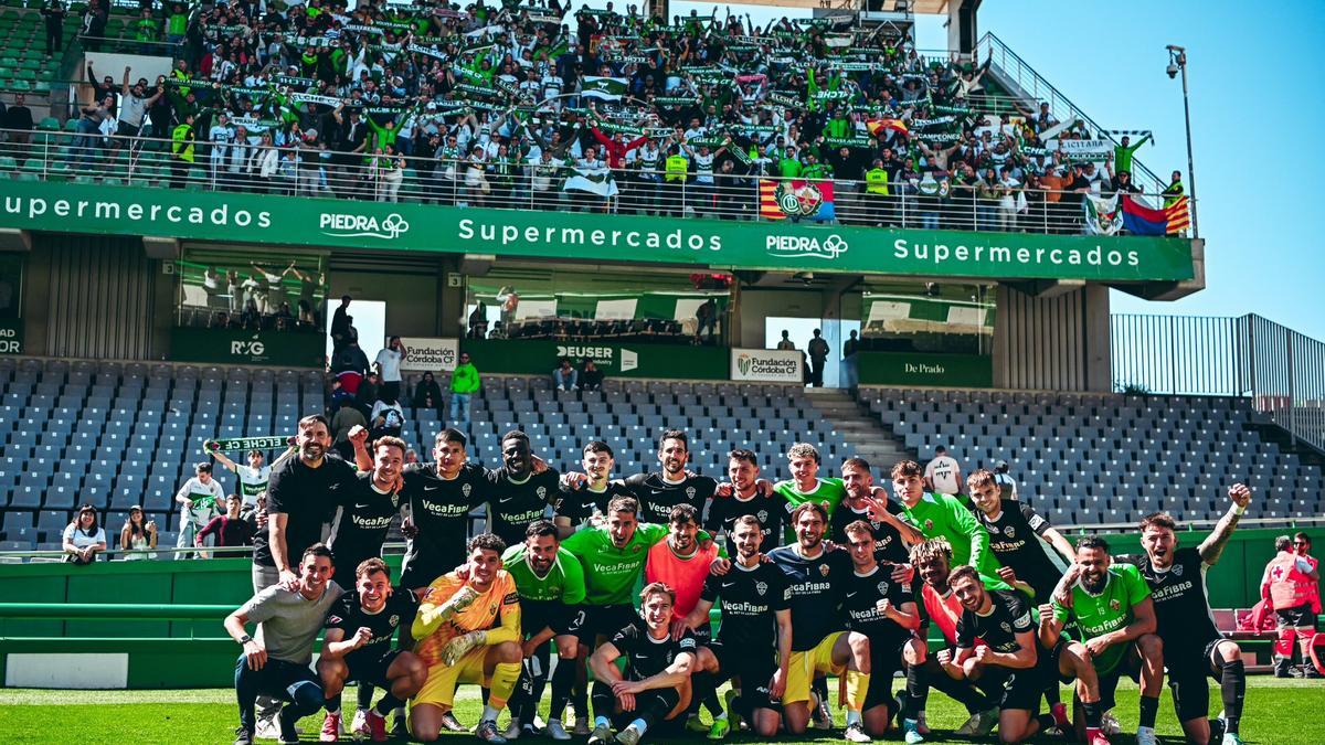 Foto de familia con la plantilla del Elche y los aficionados desplazados a Córdoba