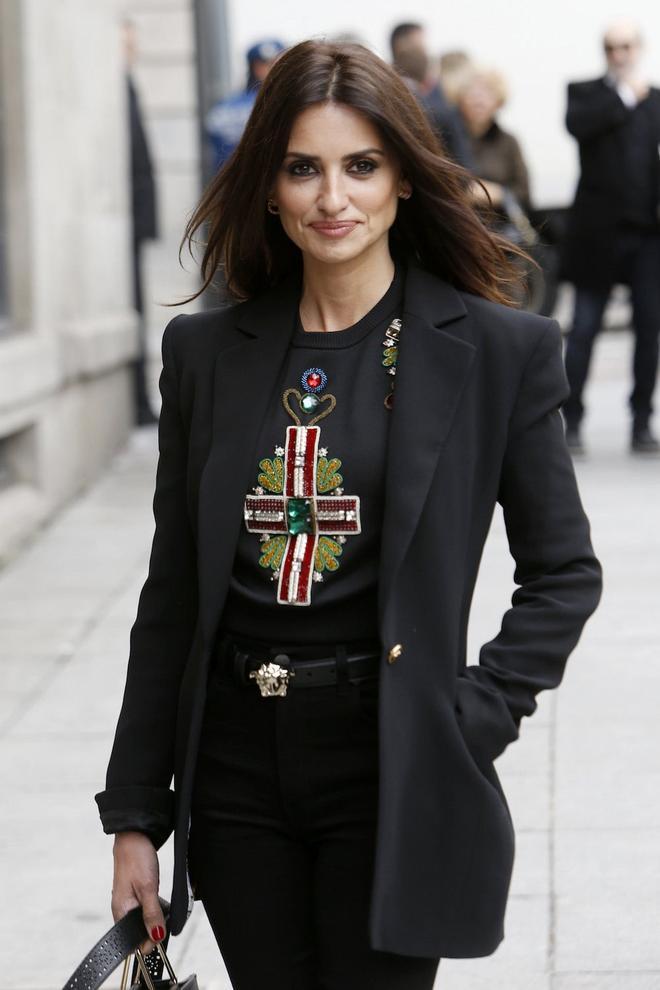 Penélope Cruz con look de Versace en Madrid