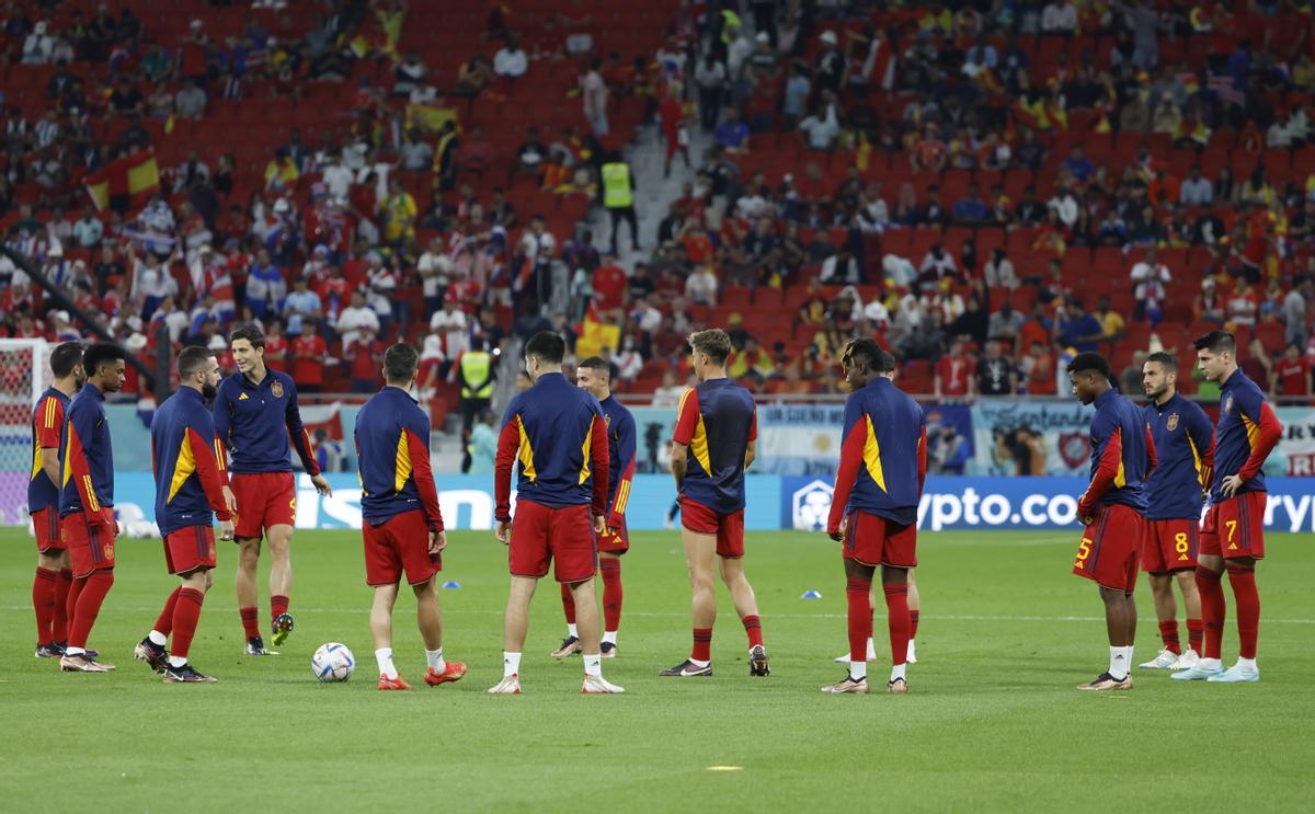 GR3048. LUSAIL (CATAR), 23/11/2022.- Jugadores de España calientan hoy, en un partido de la fase de grupos del Mundial de Fútbol Qatar 2022 entre España y Costa Rica en Doha (Catar). EFE/Juanjo Martin