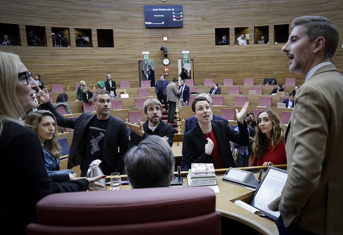 Diputados de Compromís protestan a la Mesa tras una votación en las Corts
