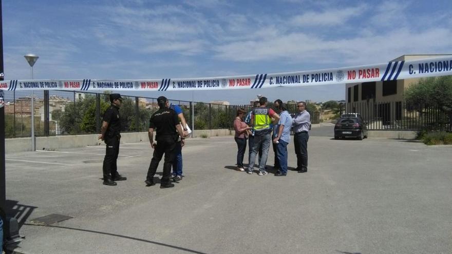 La gerente del centro, con agentes de la Policía.