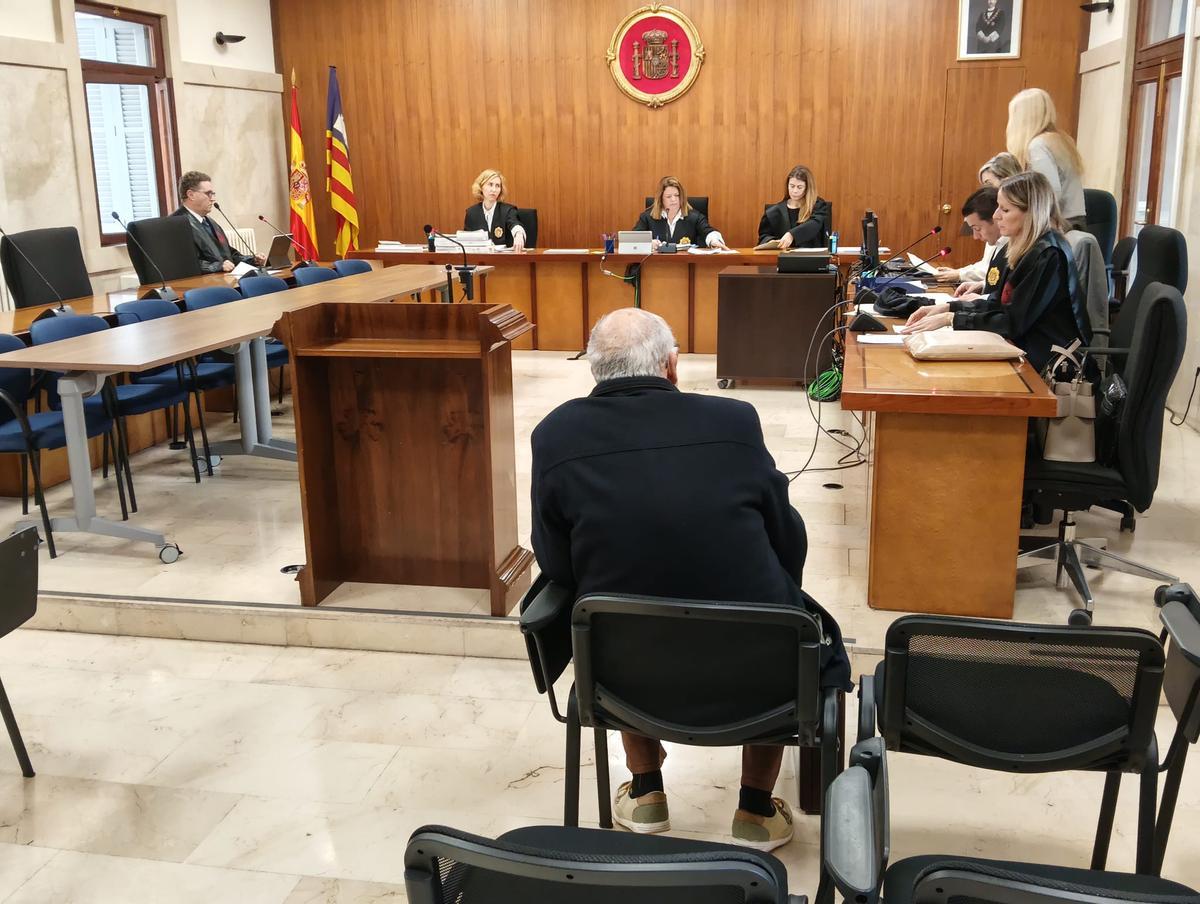 El hombre condenado, hoy en la vista celebrada en la Audiencia Provincial.