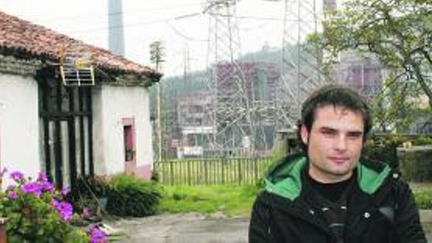 Pablo Quiroga, junto a su casa, en Carrió, con la subestación eléctrica detrás.