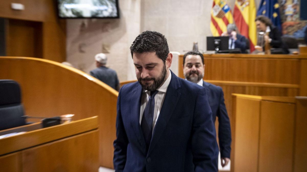 El diputado de Vox Alejandro Nolasco entra al hemiciclo, en una imagen de archivo.