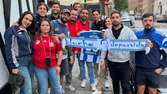 Integrantes de la peña RCD London, junto a Charlie Patiño, el mes pasado.