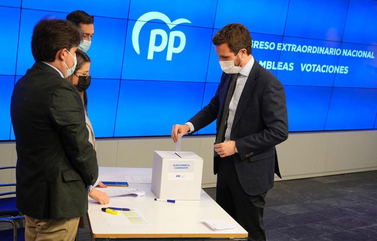 Pablo Casado, el actual presidente del PP, ejerce su derecho al voto como militante.