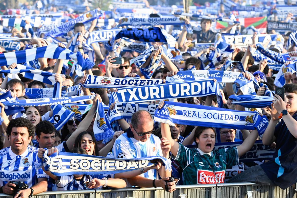 Aficionados de la Real Sociedad durante la celebración de la Copa del Rey conquistada el sábado en Sevilla.