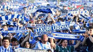 Aficionados de la Real Sociedad durante la celebración de la Copa del Rey conquistada el sábado en Sevilla.