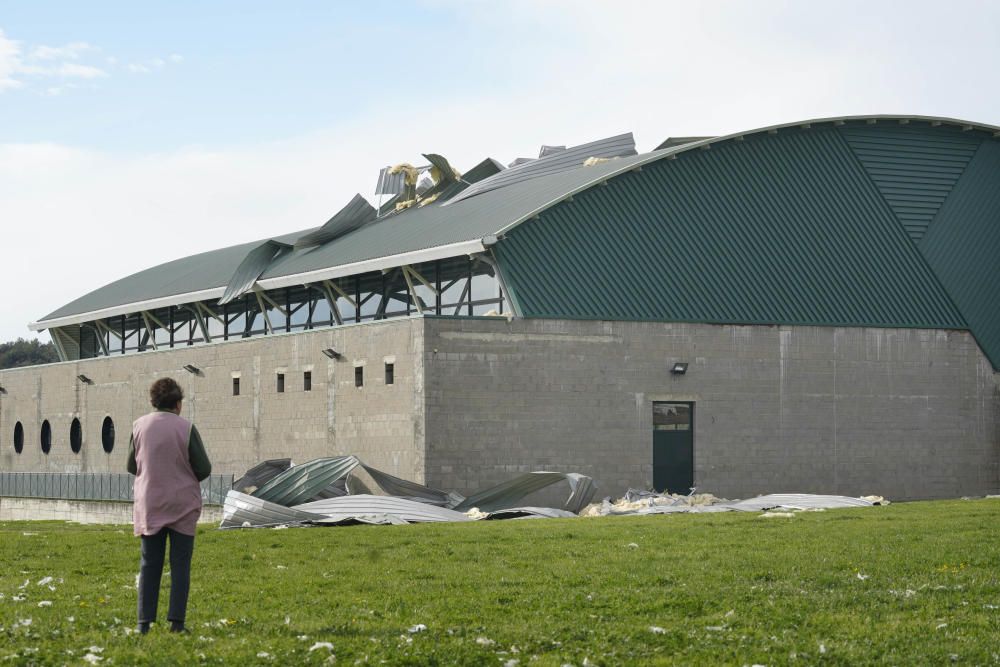 El vent arrenca part del teulat del pavelló de Canet d'Adri