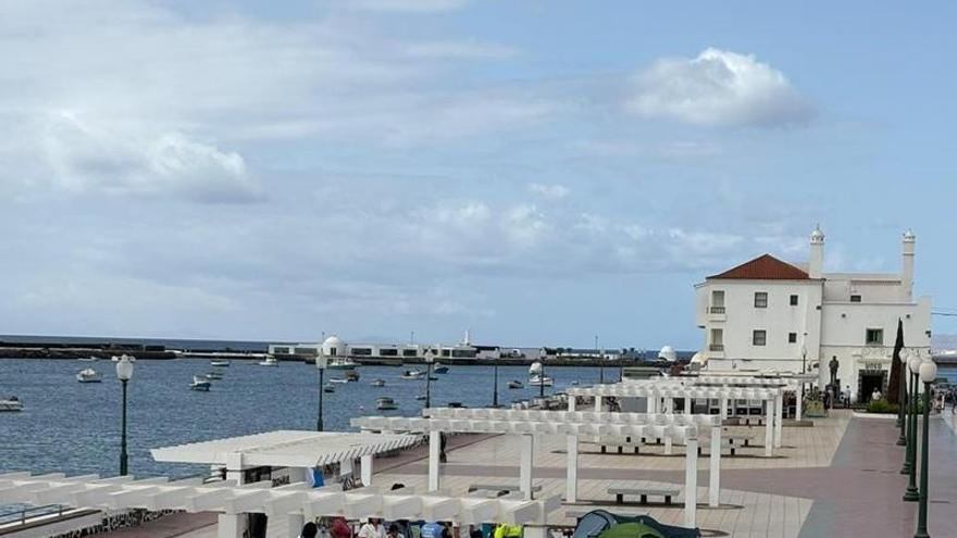 Arrecife advierte con multas a los acampados por la vivienda en el Parque José Ramírez Cerdá