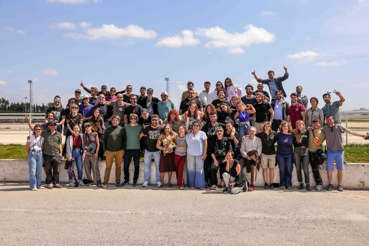 El equipo de rodaje al completo tras filmar la última toma