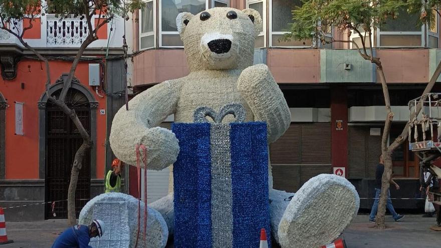 Un oso de cinco metros de altura se suma esta tarde al encendido navideño de Telde.