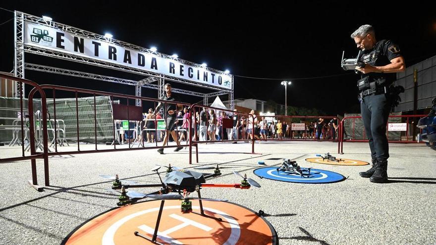 Los ojos de la Policía Local que todo lo ven desde el cielo en las Fiestas de Elche
