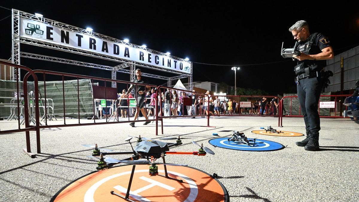Los ojos de la Policía Local que todo lo ven desde el cielo en las Fiestas de Elche