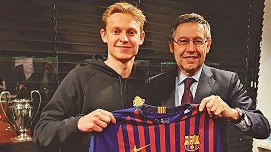 Frenkie de Jong, acompanyat pel president, Josep Maria Bartomeu