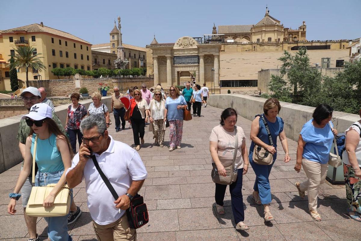 Ambiente en el Puente Romano este domingo.