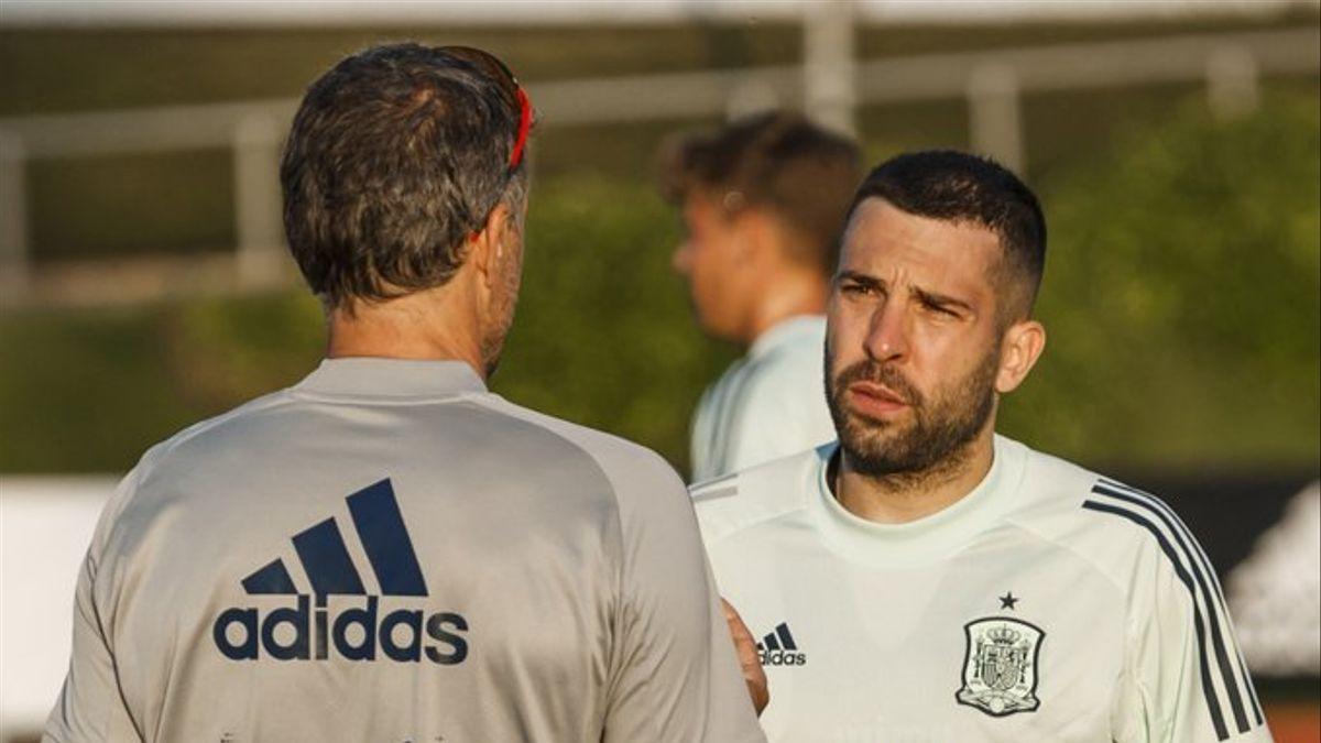 Luis Enrique charla con Jordi Alba en un entrenamiento de la selección española