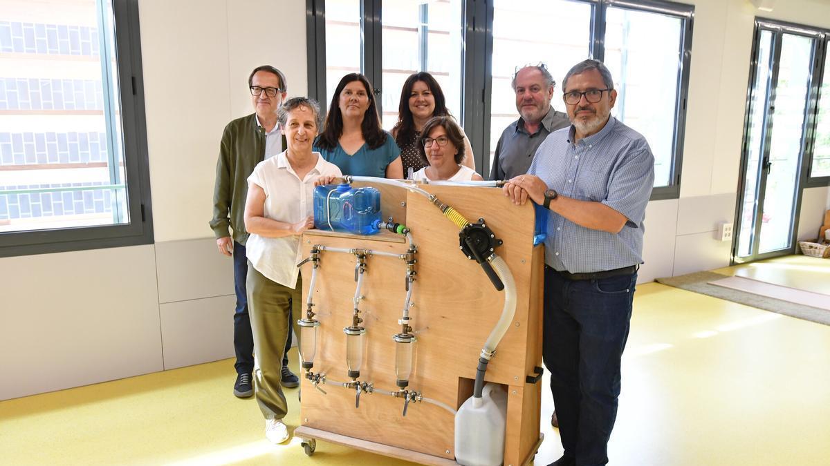Dirigents d'UManresa, del Lab 0_6 i de l'empresa Ergokids, amb un dels aparells que es comercialitzarà