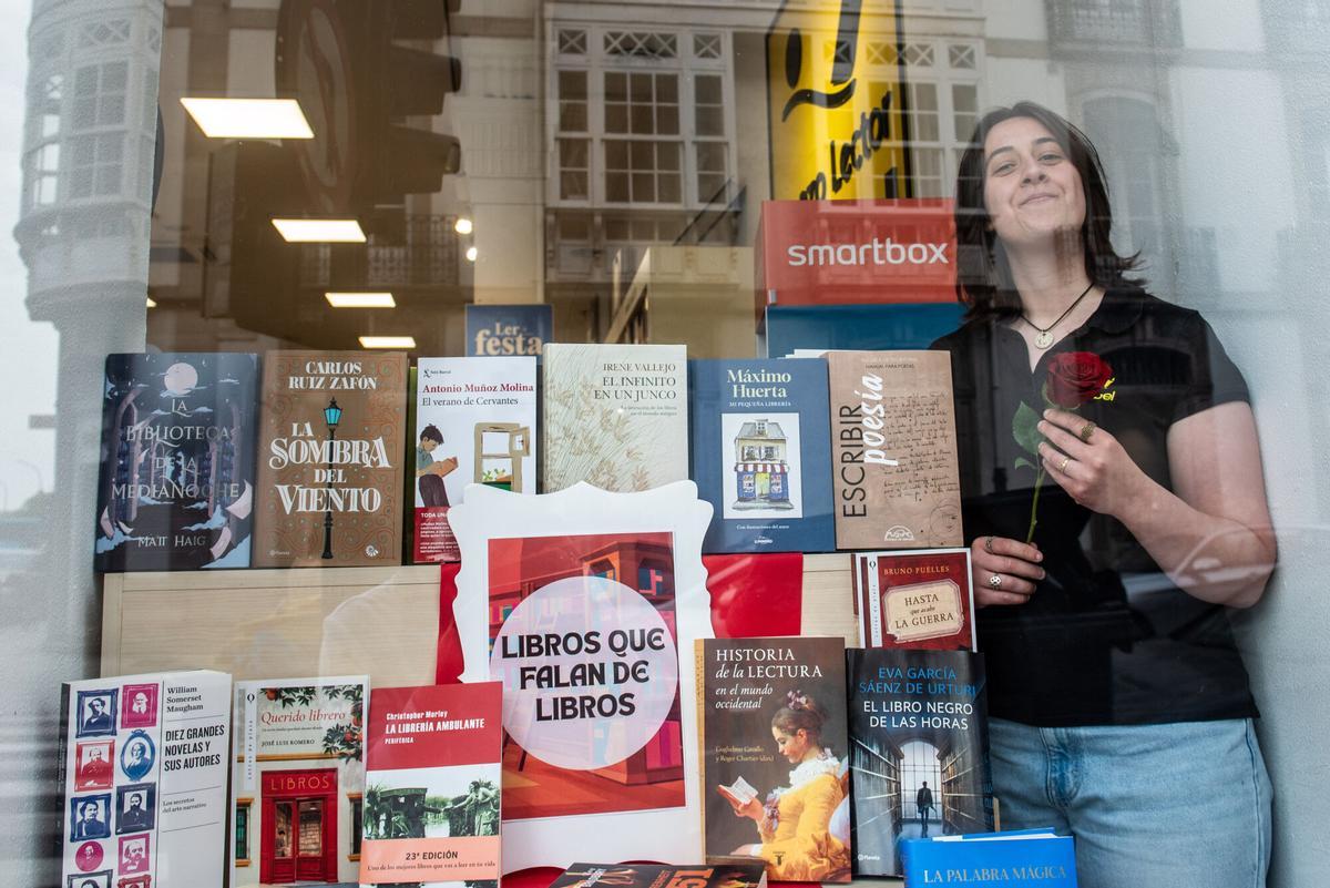 Ana Álvarez en el escaparate de libros sobre libros de la librería Nobel