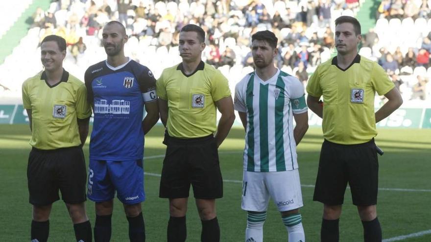 Martínez Montalbán, en el centro de la imagen, antes del Córdoba CF - Mérida del curso 2019-2020.