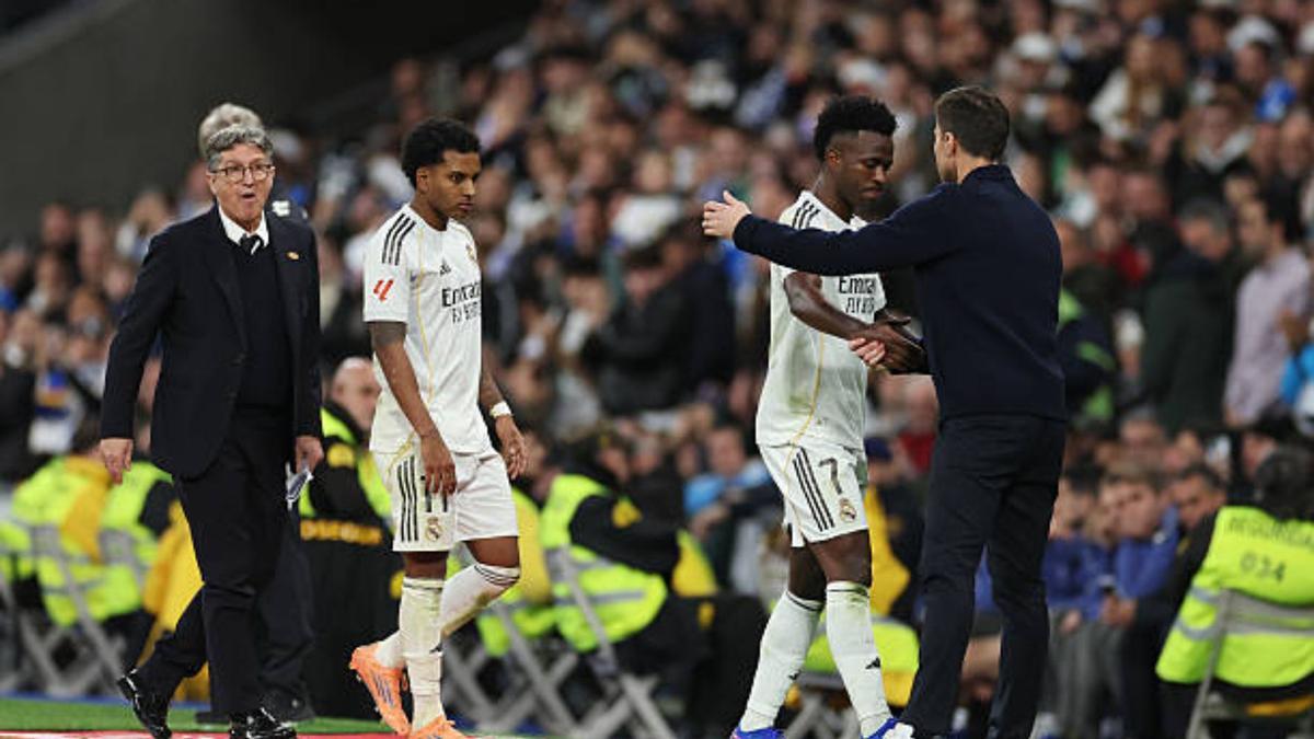 Xabi Alonso sustituye a Vinicius al término del encuentro ante el Betis