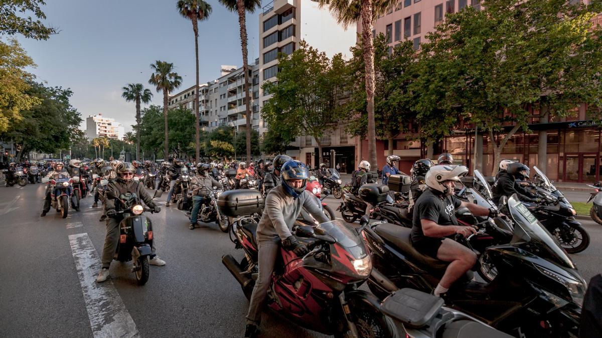 Cientos de motoristas protestan en Palma contra la ORA para las motos y la prohibición de circular en Acire